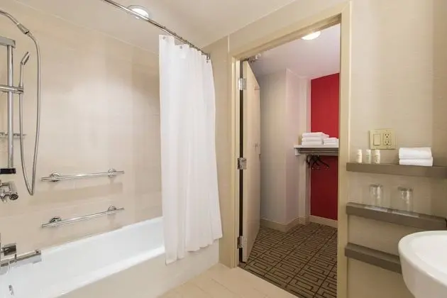 Oda, 2 Büyük (Queen) Boy Yatak (Mobility/Hearing Accessible, Tub)
