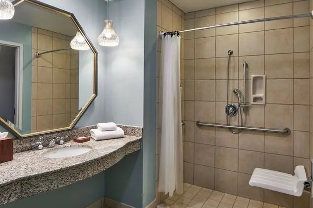 Oda, 1 En Büyük (King) Boy Yatak, Balkon, Resort Manzaralı (Mobility/Hearing Access, Roll-In Shwr)
