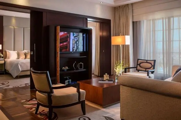 Executive Suite, Club Lounge Access, Pool View, 1 King Bed