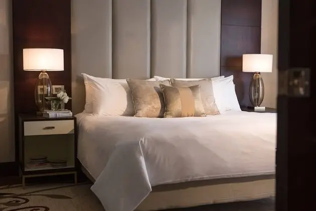 Executive Suite, Club Lounge Access, Pool View, 1 King Bed