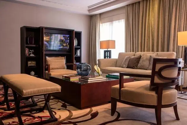 Executive Suite, Club Lounge Access, Pool View, 1 King Bed