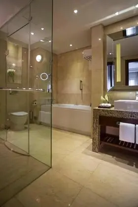 Executive Suite, Club Lounge Access, Pool View, 1 King Bed