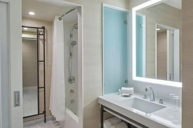 Oda, 2 Büyük (Queen) Boy Yatak (Mobility Accessible, Roll-In Shower)
