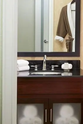 Oda, 2 Büyük (Queen) Boy Yatak (Mobility Accessible, Roll-In Shower)