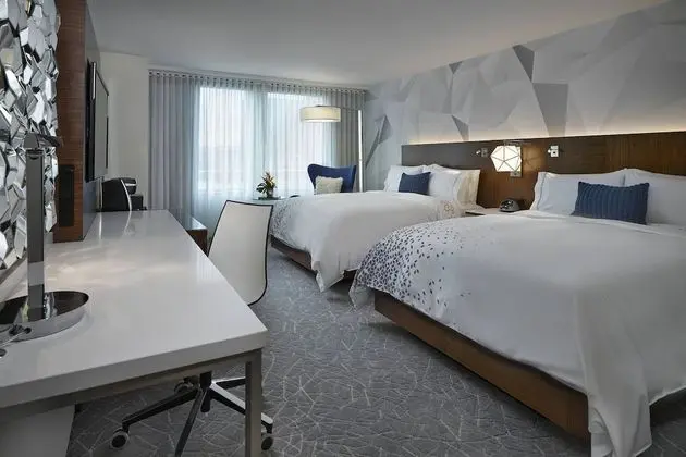 Oda, 2 Büyük (Queen) Boy Yatak