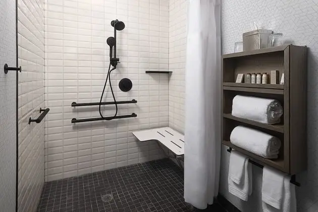 Oda, 1 En Büyük (King) Boy Yatak (Mobility Accessible, Roll-In Shower)