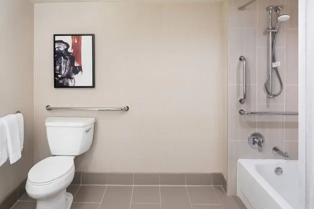 Oda, 1 En Büyük (King) Boy Yatak (Mobility Accessible, Tub)