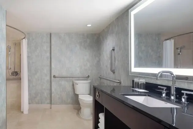 Oda, 2 Büyük (Queen) Boy Yatak (Mobility Accessible, Roll-In Shower)