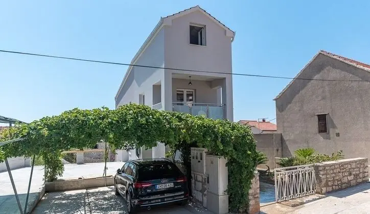 Apart Daire (Renci - great location & sea view - A)