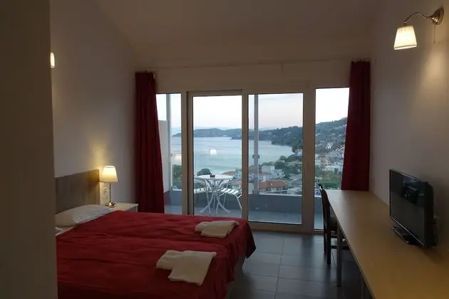 Tek Büyük veya İki Ayrı Yataklı Oda, Balkon, Deniz Manzaralı