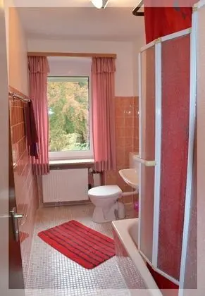 İki Ayrı Yataklı Oda, Ortak Banyo
