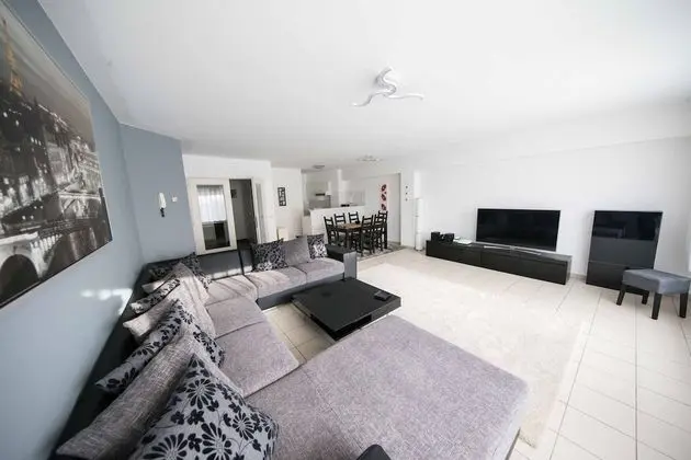 SPACIOUS AND SUNNY BEAUTIFUL APARTMENT (5C)