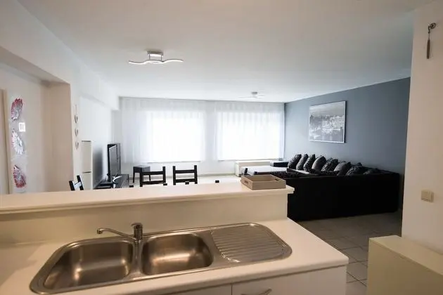 SPACIOUS AND SUNNY BEAUTIFUL APARTMENT (5C)