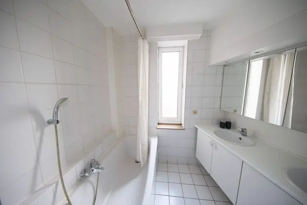 SPACIOUS AND SUNNY BEAUTIFUL APARTMENT (5C)