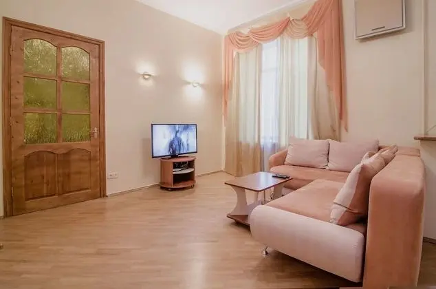 Apart Daire, 1 Yatak Odası (Shota Rustaveli st. 33B)