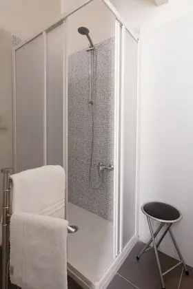 Dört Kişilik Oda, Ortak Banyo