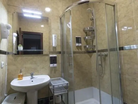 Tek Büyük Yataklı Oda, Ortak Banyo (1)
