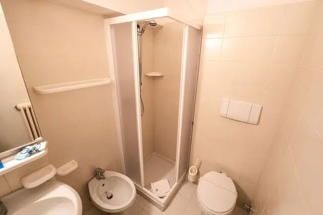 Üç Kişilik Oda