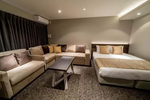 Family Oda, Sigara İçilmez (1 Queen and 2 Sofa Beds, for 5 people)