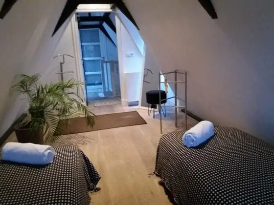 İki Ayrı Yataklı Oda, Ortak Banyo