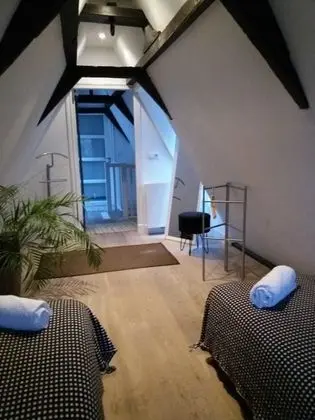 İki Ayrı Yataklı Oda, Ortak Banyo