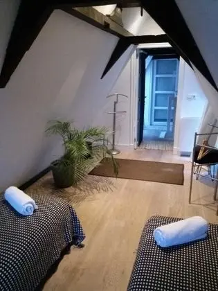 İki Ayrı Yataklı Oda, Ortak Banyo
