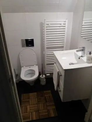 İki Ayrı Yataklı Oda, Ortak Banyo