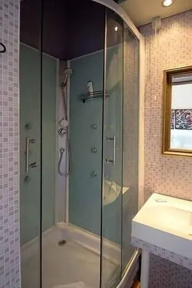 Standard Tek Büyük veya İki Ayrı Yataklı Oda, Küçük Mutfak