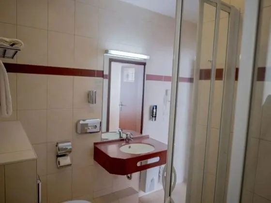 Üç Kişilik Oda