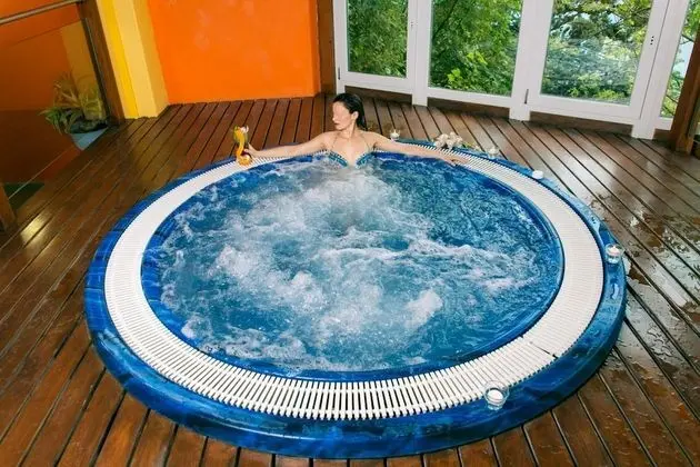Kapalı spa küveti