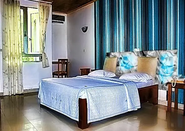 Deluxe Tek Büyük Yataklı Oda, Havuz Manzaralı