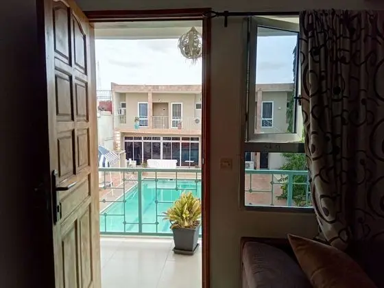 Deluxe Tek Büyük Yataklı Oda, Havuz Manzaralı
