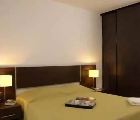 Apart (Luxe)
