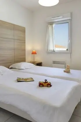 Standard Apart Daire, Havuz Manzaralı