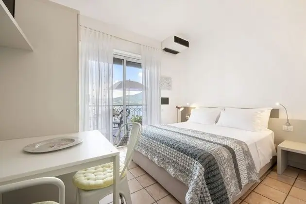 Deluxe Tek Büyük Yataklı Oda, 1 Çift Kişilik Yatak, Küçük Mutfak, Göl Manzaralı