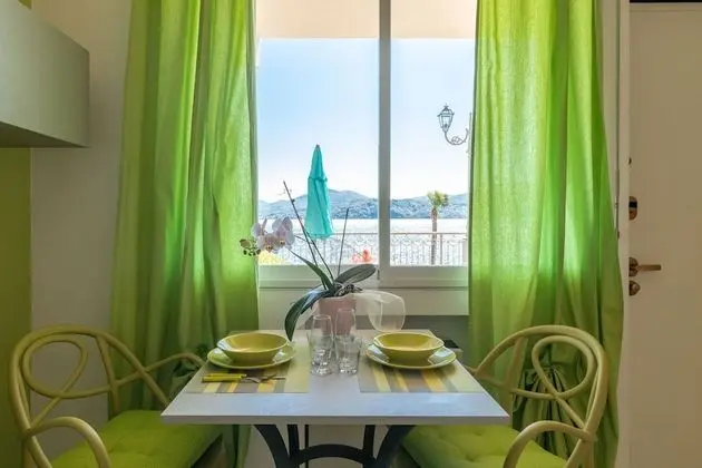 Deluxe Tek Büyük Yataklı Oda, 1 Çift Kişilik Yatak, Küçük Mutfak, Göl Manzaralı