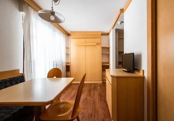 Economy Stüdyo, Balkon