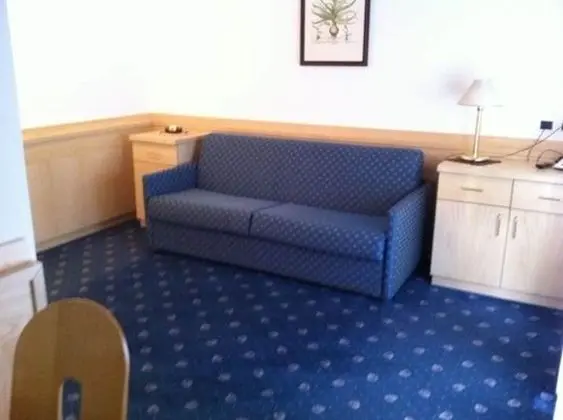 Economy Stüdyo, Balkon