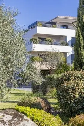 Apart Daire, Engellilere Uygun, Banyolu/Duşlu (Eluard 10)