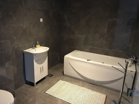 Tek Büyük Yataklı Oda, Ortak Banyo