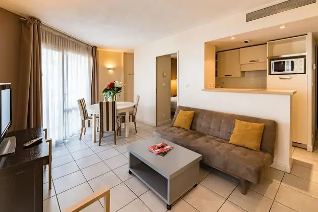 Suit Two Bedrooms Two Bathrooms