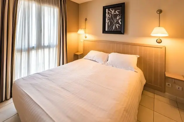 Suit Two Bedrooms Two Bathrooms