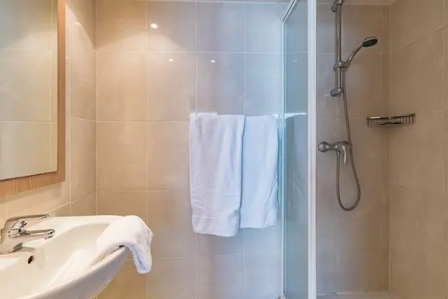 Suit Two Bedrooms Two Bathrooms