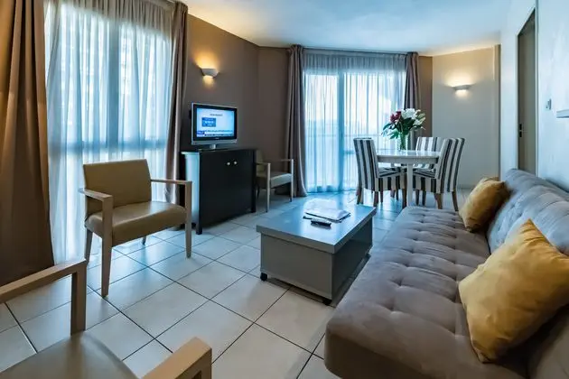 Suit Two Bedrooms Two Bathrooms
