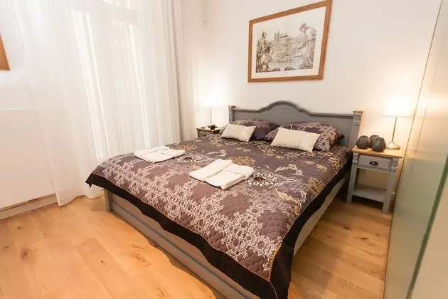 Apartment B 5-Bedroom