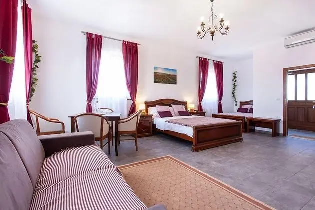 Tek Büyük Yataklı Oda (Wine Room)