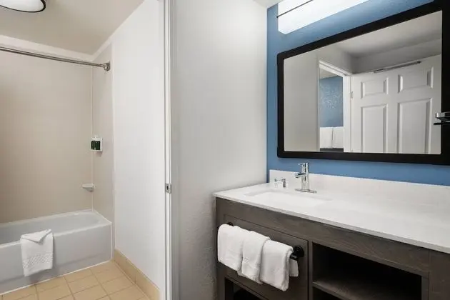 Suite, 2 Bedrooms, 1 King Bed & 2 Twin Beds