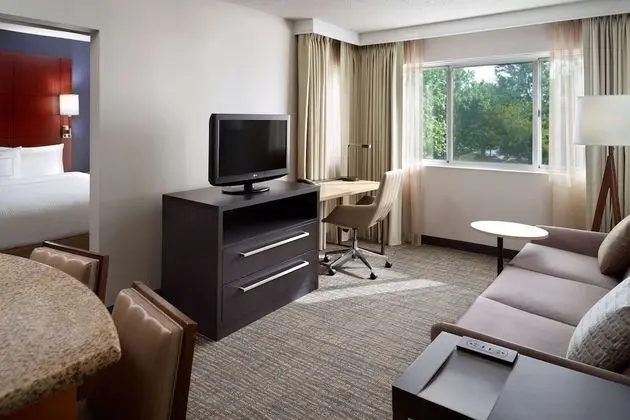 Süit, 1 Büyük (Queen) Boy Yatak ve Çekyat, Engellilere Uygun (Hearing One Bedroom)