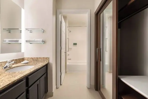 Süit, 2 Yatak Odası, Şömine (Mobility Accessible, Roll-In Shower)