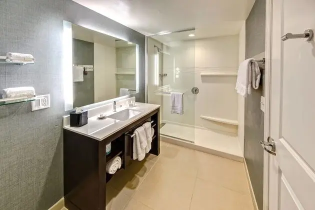 Süit, 1 Yatak Odası (Mobility Accessible, Tub)